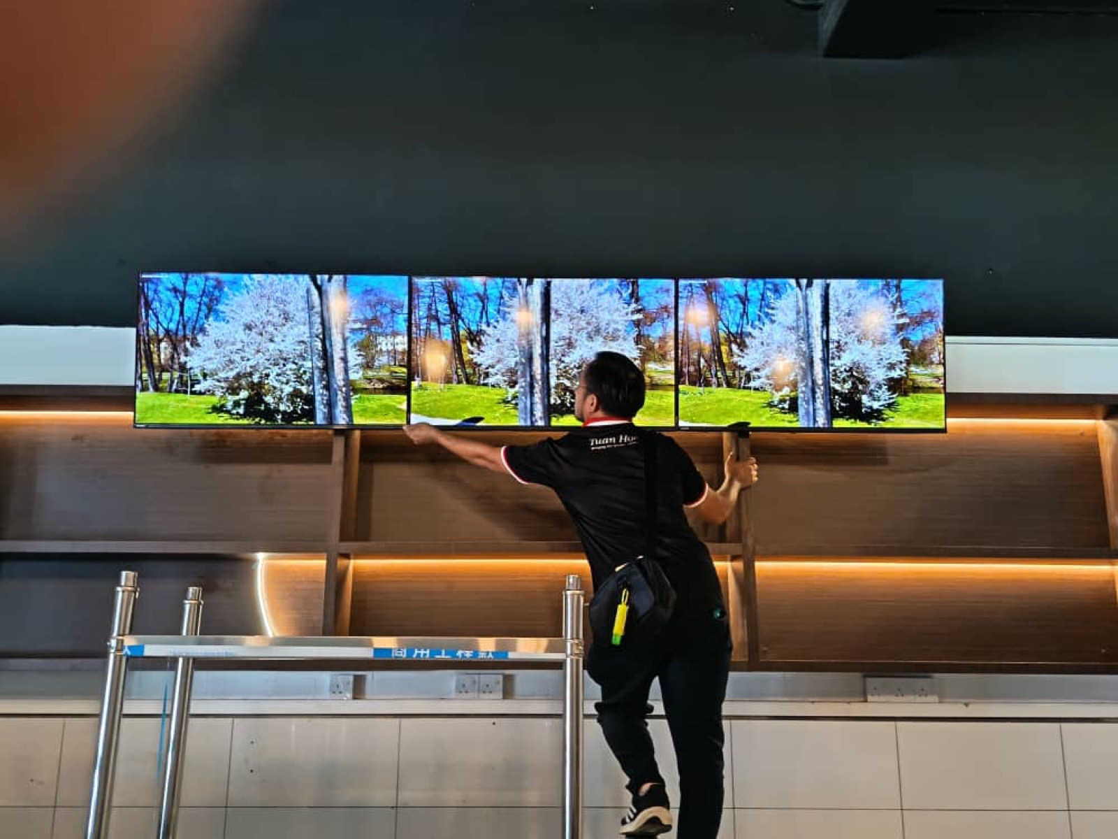 Precise wall-mounting by our own installers.